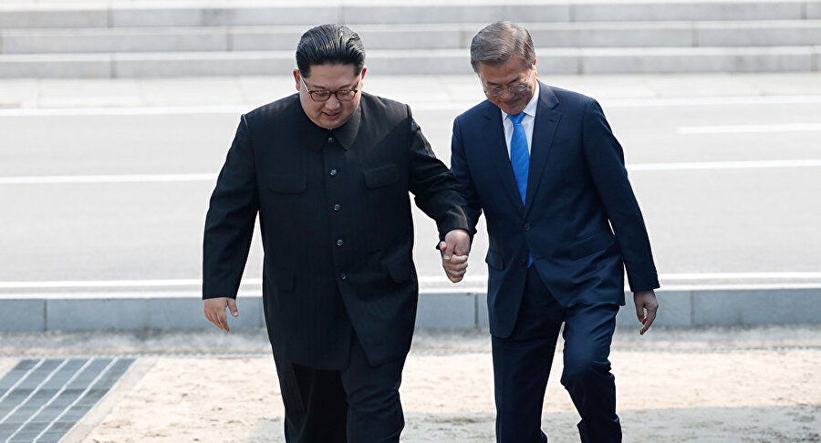  İki ülke arasında barış umutları 

                                    
                                    Bu yıl içinde Kuzey Kore lideri Kim'in, Güney Kore Devlet Başkanı Moon Jae-in ile iki ülke sınırında yer alan Panmunjom Ateşkes Köyü'nde görüşmesi, sıcak mesajlar vermesi Kore Yarımadası'nda, teknik olarak devam eden savaş halinin sona erip kalıcı barışın gelme umutlarını yeşertti.
                                
                                