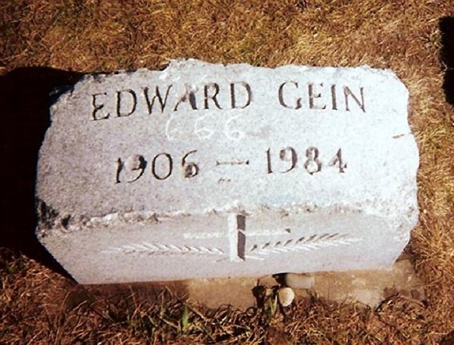 Edward Gein’in 26 Temmuz 1984 tarihinde akıl hastanesinde son bulan kan donduran yaşamından kesitleri sizler için derledik...