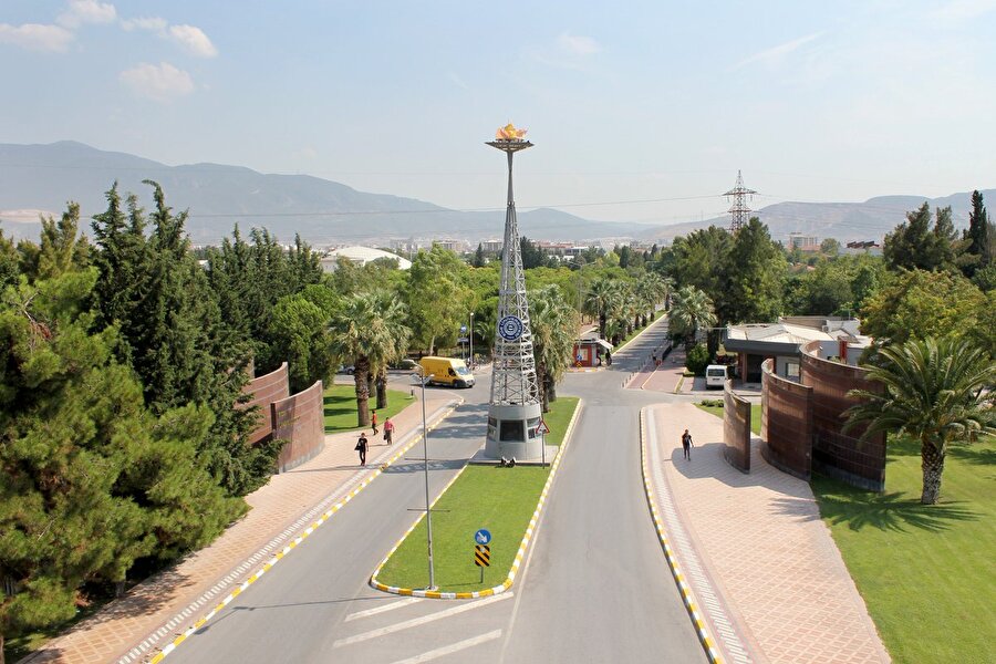 Ege Üniversitesi

                                    
                                    
                                    9 Mart 1956 tarihinde, İzmir'de Ege Bölgesi’nin ilk, Türkiye'nin dördünce üniversitesi olarak eğitim öğretim hayatına başlamıştır. Edebiyat, Eğitim, İletişim, Mühendislik, Spor, Sağlık Bilimleri, Tıp ve Ziraat Fakültesi olmak üzere bünyesinde çok sayıda farklı bölüm bulunduruyor. 
                                
                                
                                