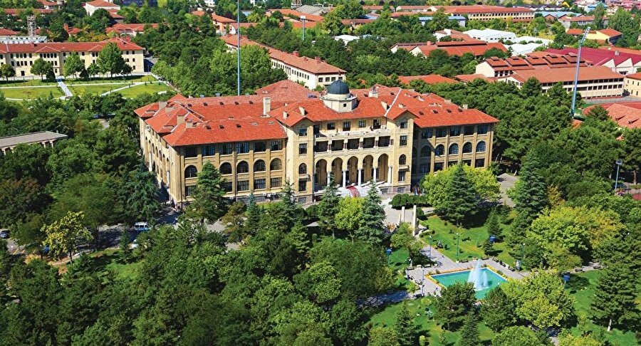 Gazi Üniversitesi

                                    
                                    
                                    Gazi Mustafa Kemal Atatürk’ün talimatı ile 1926 yılında temelleri atılan Gazi Üniversitesi, "Orta Muallim Mektebi ve Terbiye Enstitüsü" adıyla açılmıştır. İsmi 1929 yılında "Gazi Orta Muallim Mektebi ve Terbiye Enstitüsü" olarak değiştirilmiş, 1976 yılında “Gazi Eğitim Enstitüsü” adını almış, 1982 yılında da “Gazi Üniversitesi” kimliğine kavuşmuştur.
                                
                                
                                