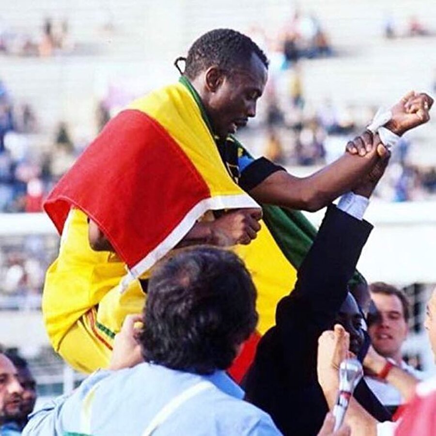 Babası da tıpkı onun gibi futbolcuydu; Gana futbolunun efsanesi Abedi ‘Pele’ Ayew… Nam-ı diyar Diğer Pele, Avrupa’da Marsilya formasıyla fırtına gibi esti ve 3 kez Afrika’nın en iyi futbolcusu seçildi. FIFA’nın 2004’te Brezilyalı efsane Pele’nin danışmanlığında hazırladığı gelmiş geçmiş en iyi 100 futbolcu listesinde de kendisine yer buldu.

                                    
                                