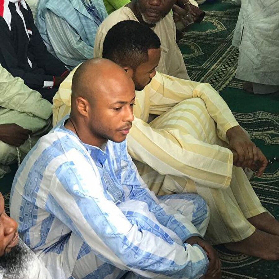 Müslüman olan Andre Ayew, alışılagelmiş futbolcu profilinden uzak bir oyuncu. Gece kulüplerinde takılmayı sevmiyor. Dininin gereklerine büyük önem veriyor.

                                    
                                