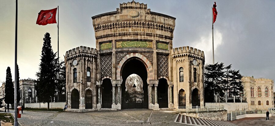 İstanbul Üniversitesi

                                    
                                    
                                    
                                    İstanbul Üniversitesi’nin kuruluşunu, 1453 yılında İstanbul’u fethine kadar götürmek mümkün. Fatih Sultan Mehmet İstanbul’u fethettikten sonra bu şehri; bir ilim merkezi, bir kültür merkezi haline dönüştürmeyi planlamıştır. Osmanlı'daki ilim adamlarını, müderrisleri İstanbul’a davet eden Fatih Sultan, fetihten sonraki ilk Cuma günü, 1 Haziran 1453’te Ayasofya’da kılınan ilk Cuma namazında hocalara derhal eğitimin başlamasını emreder. Bunun üzerine fetihten hemen sonraki günlerde Ayasofya camiye ve Ayasofya’nın kenarındaki keşiş odaları medreseye dönüştürülür. Dolayısıyla İstanbul Üniversitesi'nin de temelini oluşturan ilk yüksek öğretim, Ayasofya’da ve hemen onun sonrasında da Zeyrek’te bulunan Pantokrator Kilisesi'nde başlar. Kısaca; bu iki medrese eğitimi, İstanbul Üniversitesi'nin temelini oluşturur.
                                
                                
                                
                                