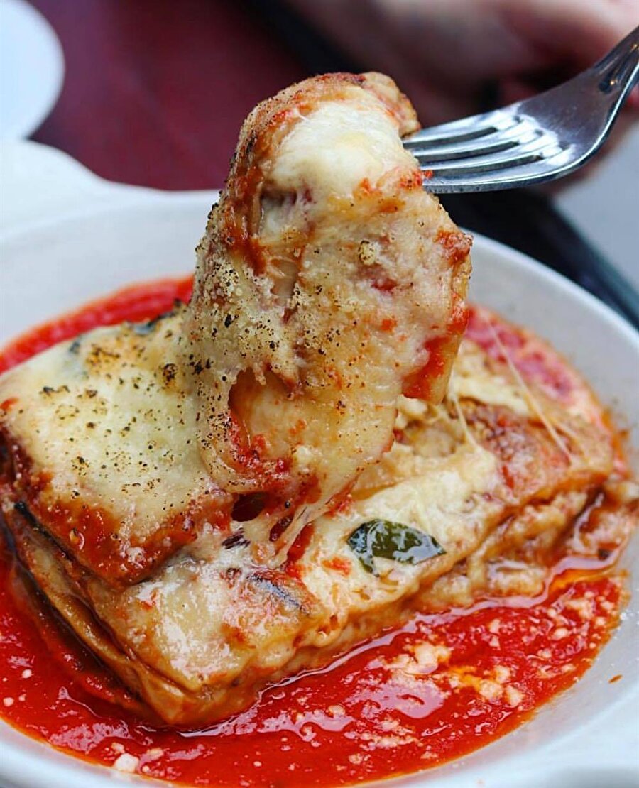 Parmesan peynirli patlıcan oturtma