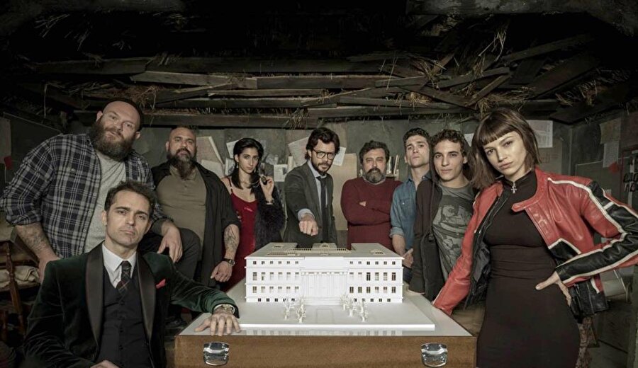 La Casa de Papel 
Bir suç dehası planını gerçekleştirmek üzere polisi ustalıkla yönlendirirken sekiz hırsız, rehineler alarak kendilerini İspanya Kraliyet Darphanesine kilitler. Dünyada bir fenomen haline gelen diziye bu yıl, Nesrin Cavadzade'nin de dahil olması gündemde.