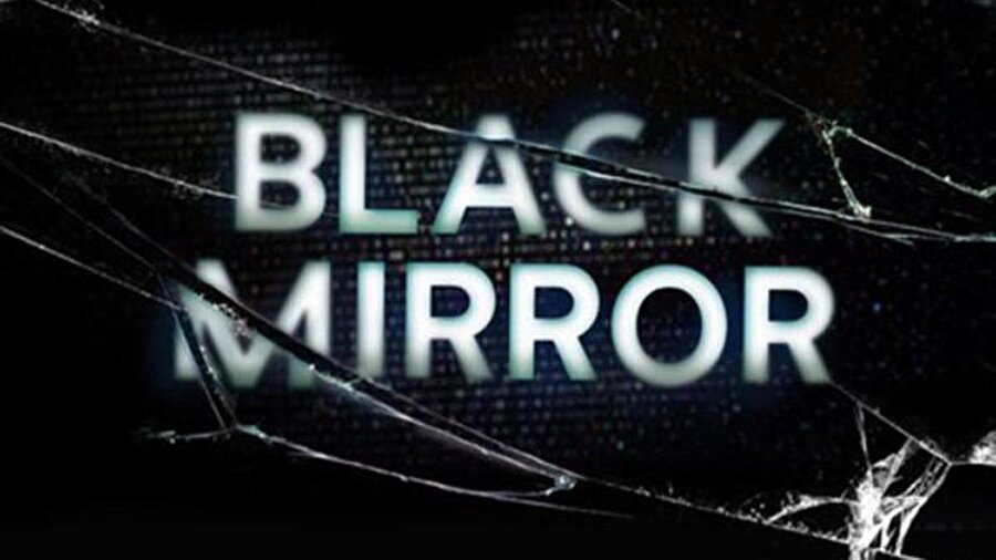 Black Mirror
Bu bilim-kurgu antolojisi dizisi, insanlığın en görkemli buluşlarının ve en karanlık içgüdülerinin zıtlaştığı karmaşık ve teknolojiyle dolu bir yakın geleceği konu alıyor. Beşinci sezona giren yapım, fantastik işleri sevenlerin ilgisini çekecek bir hikaye.
