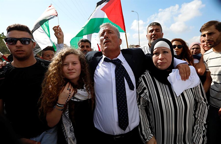 Ahed ve annesi Neriman'ı, babası Bassam Temimi karşıladı.