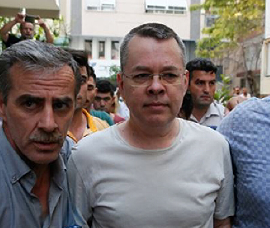 Andrew Brunson 

                                    
                                    
                                    ABD'li Andrew Brunson 9 Aralık 2016'de tutuklandı. Brunson hakkında örgüte üye olmamakla birlikte örgüt adına suç işlediği" gerekçesiyle 15 yıla kadar, "Devletin gizli kalması gereken bilgileri siyasal veya askeri casusluk amacıyla temin etmek" suçlamasından 20 yıla kadar hapis cezası talep edildi. Andrew Brunson’un FETÖ ve PKK gibi terör örgütleri ile bağlantıda olduğu , bu örgütlerin mensuplarına yardım ettiği gizli tanık ifadeleri ile ortaya çıktı. Uzun süre hapis yatan Brunson hakkında ev hapsi kararı verdi. Denetimli serbestlik yasası ile hapisten çıkan Brunson’un yargılanmasına devam ediliyor.
                                
                                
                                