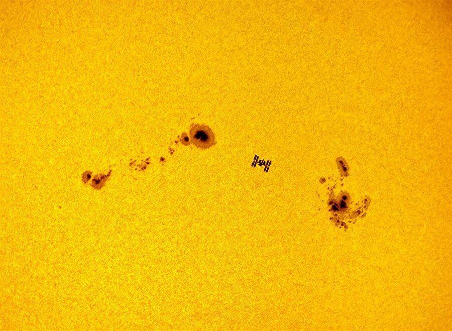 
                                    
                                    Solar transit esnasında iki büyük güneş lekesi arasındaki Uluslararası Uzay İstasyonu.
                                
                                