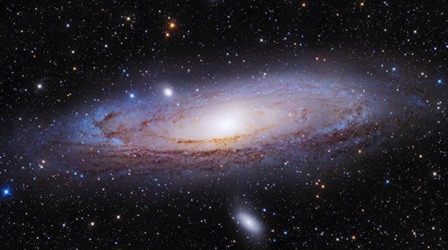
                                    
                                    200mm ayna kullanarak ve üç panel mozaik oluşturularak çekilen Andromeda Galaksisi.
                                
                                