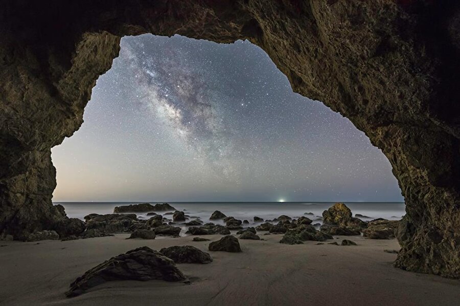 
                                    
                                    Los Angeles şehir merkezinin 25 km uzağında bulunan bir deniz mağarası.
                                
                                