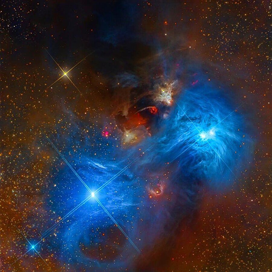 
                                    
                                    Corona Australis takımyıldızındaki bu muhteşem yansıma bulutsusu, silika bazlı kozmik tozun yansıttığı sıcak yıldızların ışığından elde edilen karakteristik canlı mavi rengi betimliyor.
                                
                                