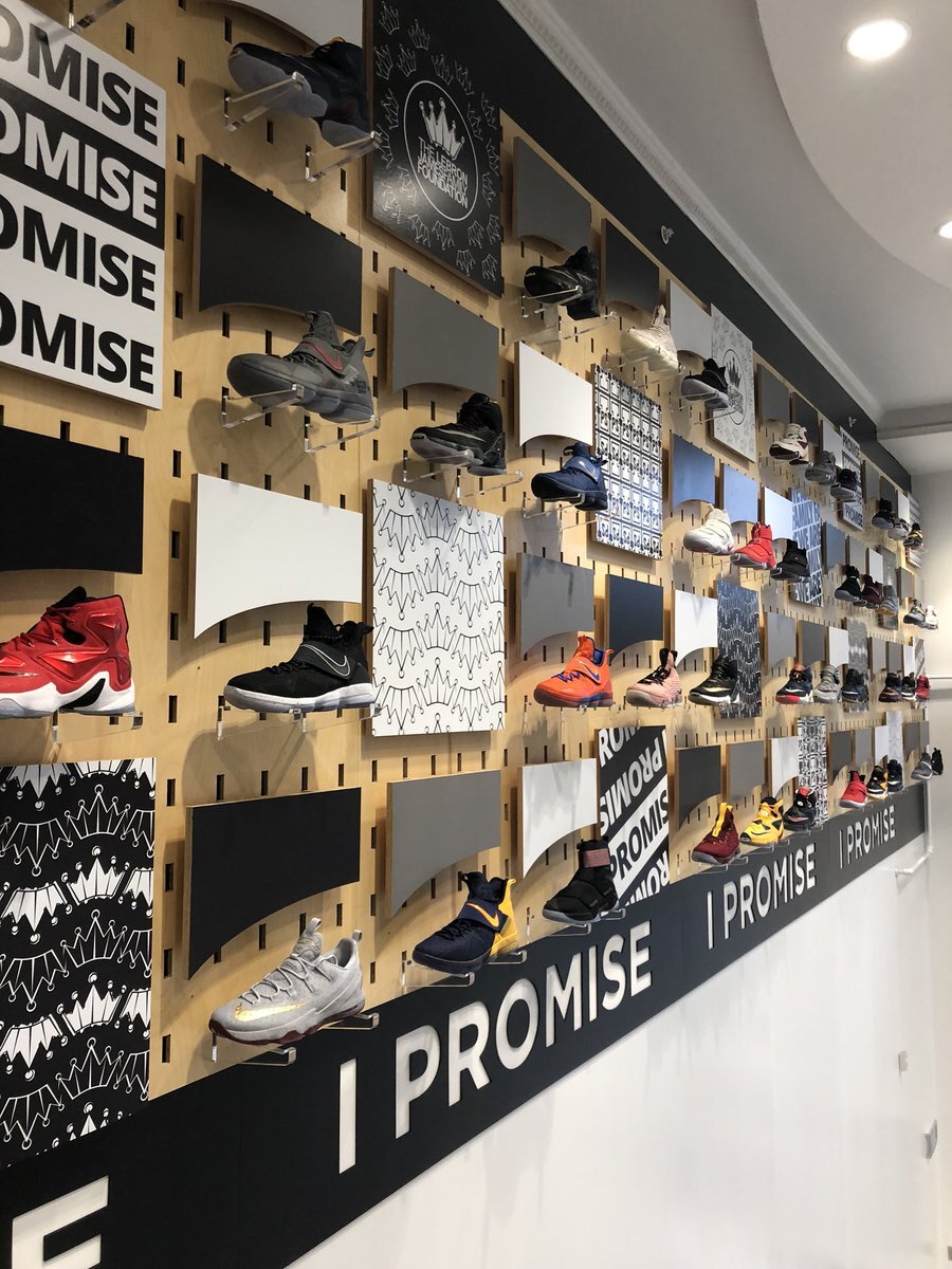 Okulun duvarlarında, LeBron James’in maçlarda giydiği 114 farklı ayakkabı bulunuyor.

                                    
                                    
                                    
                                
                                
                                
