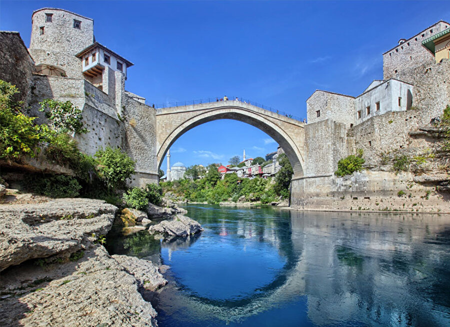 Dünyaya açılan köprü Mostar

                                    Neretva Nehri'nin kıyısında yer alan Mostar, Hersek'in aynı zamanda başkentidir. 105.000 nüfuslu şehir Bosna Hersek'teki iç savaş sırasında büyük zarar görse de, büyüsünü asla kaybetmez. Savaş sırasında şehrin etnik yapısı değişmiş; Müslümanlar Mostar'ın doğusunda, Hırvatlar batısında yaşamaya başlamış, Sırpların çoğu ise şehirden ayrılmıştır. 
                                
