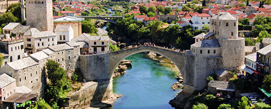 UNESCO Dünya Miras Listesi

                                    Savaştan sonra şehirde zarar gören binalar tamir, tarihi eserler ise restore edilmiştir. Avrupa Birliği restorasyon çalışmaları için 15 milyon dolar harcadı. Bu arada yıkılan Mostar Köprüsü, bir Türk şirketi tarafından aslına uygun olarak yeniden inşa edilir. 2005 tarihinde UNESCO tarafından Dünya Miras Listesi'ne de alınan Mostar, Kayseri ile kardeş şehir ilan edilmiştir.
                                