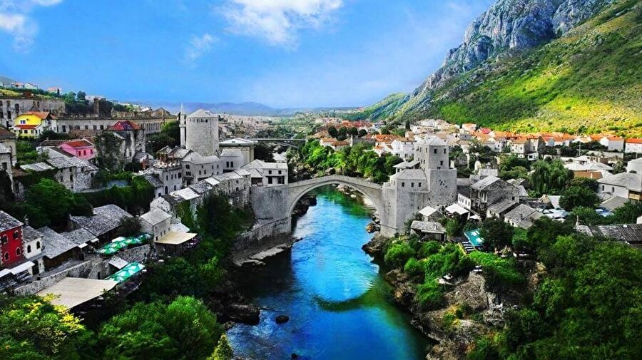 Bosna'nın bağlayıcı zarafeti

                                    Bosna Hersek’in eşsiz şehri Mostar’daki Neretva Nehri üzerinde, hilal görünümündeki özelliğiyle dünyanın en zarif köprülerinden biri Mostar... Kentin Boşnak ve Hırvat kesimlerini birbirine bağlamakla kalmayan köprü, aynı zamanda şehre ismini de vermiştir. 
                                