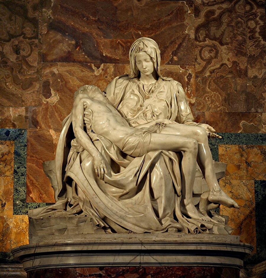 Michelangelo'nun Pieta'sı, her an canlanacakmış gibi...