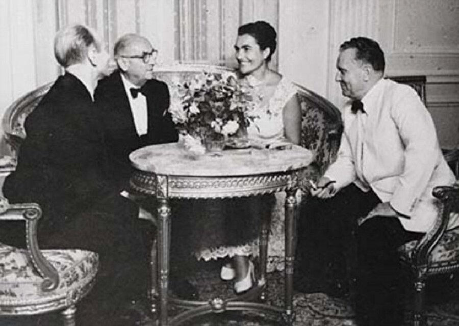 Yugoslavya'nın kurucu başkanı Josip Broz Tito Türkiye ziyareti sırasında Celal Bayar ile toplantı yapıyor, 1954