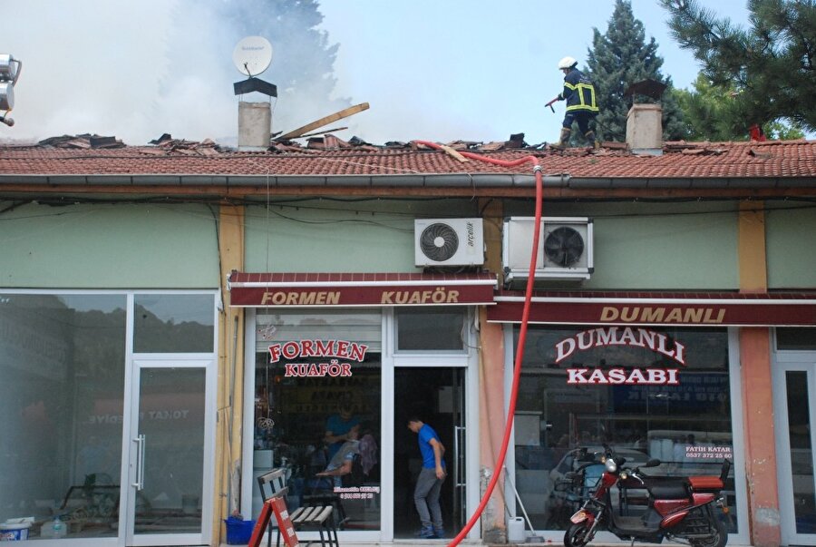 Sakal tıraşını yarım bırakmak istemeyen vatandaşın görüntüsü kameralara yansıdı.