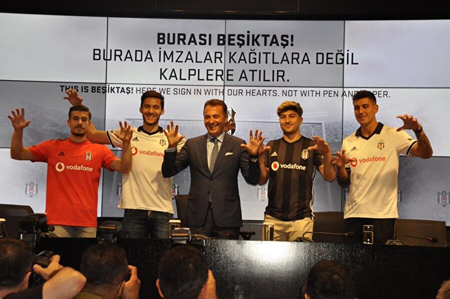 Beşiktaş yeni transferlerine imza töreni düzenledi.