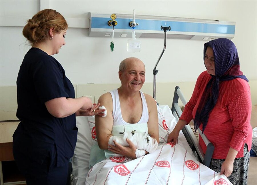 63 yaşındaki adam, saldırıdan elindeki nacak sayesinde yaralı kurtulmayı başardı.