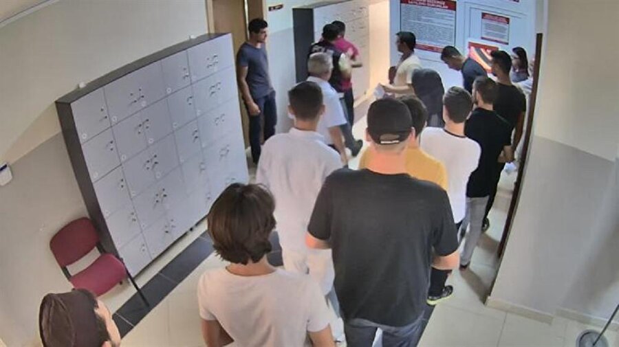 Polise yakalanmamak için camdan atladı, bacaklarını kırdı.