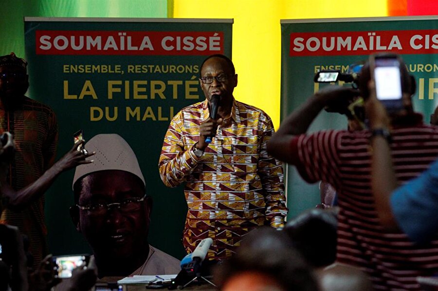 Mali'de cumhurbaşkanı seçimi ikinci tura kaldı
Batı Afrika ülkesi Mali'de 28 Temmuz'da yapılan cumhurbaşkanı seçiminin ilk turunda adayların hiçbirinin yüzde 50'den fazla oy alamaması üzerine seçimler ikinci tura kaldı. Mali Bölgesel Yönetim Bakanı Mohamed Ag Erlaf tarafından devlet televizyonunda açıklanan resmi sonuçlara göre, mevcut Cumhurbaşkanı İbrahim Bubacar Keita yüzde 41,42; en yakın rakibi ve ana muhalefet lideri Soumaila Cisse ise yüzde 17,8 oy aldı.