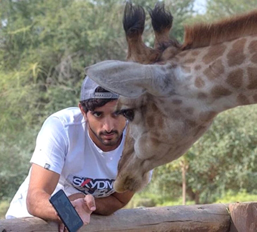 Prens, servetini bakın nasıl harcıyor!

                                    Hayvanlarla iyi bir dostluk kurduğu görülen Dubai Prensi'nin extream sporlara olan merakı da herkes tarafından biliniyor.
                                
