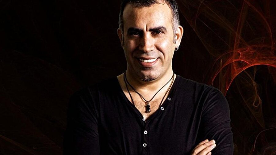 Konsere davet etti!
Bir hayranının sosyal medya üzerinden yaptığı "Haluk Levent, Cuma günü Yalova'da olacak. Festivalde umarım sizinle tanışma şansım olabilir heyecanla bekliyorum, sevgilerimle Haluk abi" yorumunu gören Haluk Levent, "Deliler' şarkısını beraber söyleyeceğiz söz" diyerek konsere davet etti.