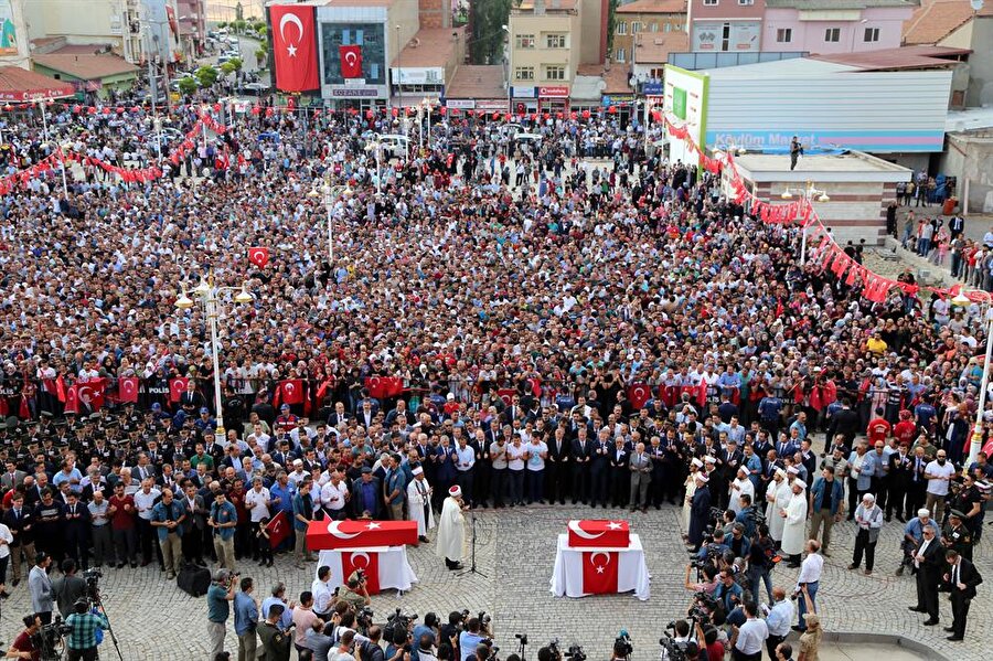 Hain saldırı sonucu şehit olan Nurcan Karakaya ile 11 aylık bebeği dualarla son yolculuklarına uğurlanmıştı.