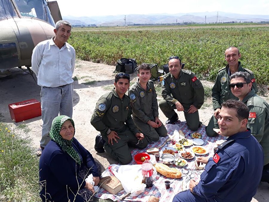 Zorunlu iniş yapan helikopterdeki askerlere yer sofrası açtılar.