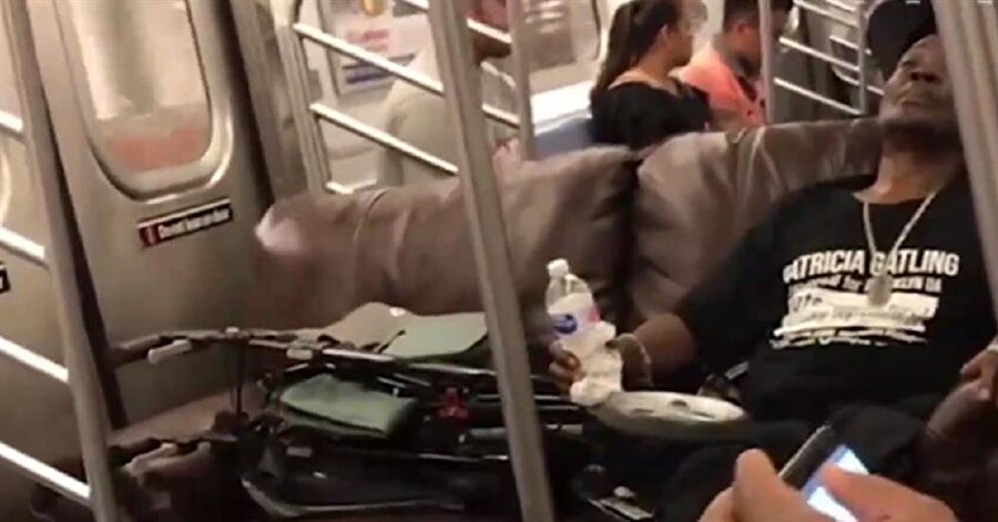 Şoke eden metro seyahati
Görüntülerde koltuğu trene binene kadar sürükleyen adam, en sonunda amacına ulaştı. İstasyonda bulunan bir kişi tarafından kaydedilen görüntüye, bu kez metronun içinde bulunan bir başka kişinin çektiği görüntü devreye giriyor. Metronun içinde kanepesine oturarak yolculuk eden adam, yolcular tarafından da bir hayli ilgi görüyor. İşte hem ilginç hem de eğlenceli anları gösteren kanepeyle metroya binen adamın o görüntüsü.