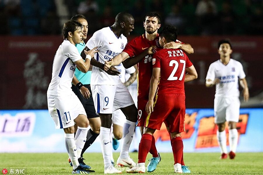 Demba Ba Çin'de ırkçılığa maruz kaldı.