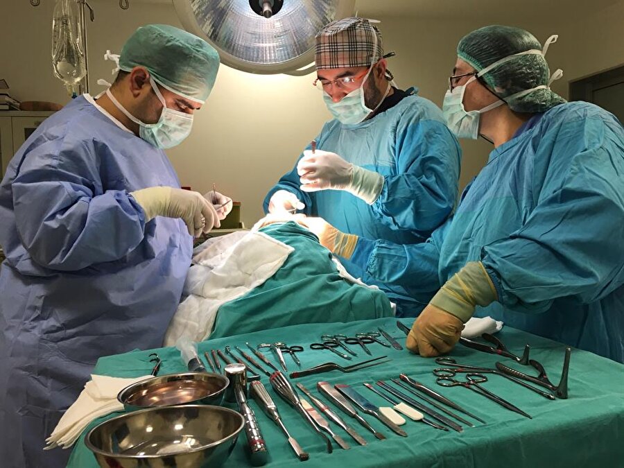 Genel Cerrahi Uzmanı Prof. Dr. Ömer Bender'in Türkiye'de tek olan cerrahi aletleri çalındı