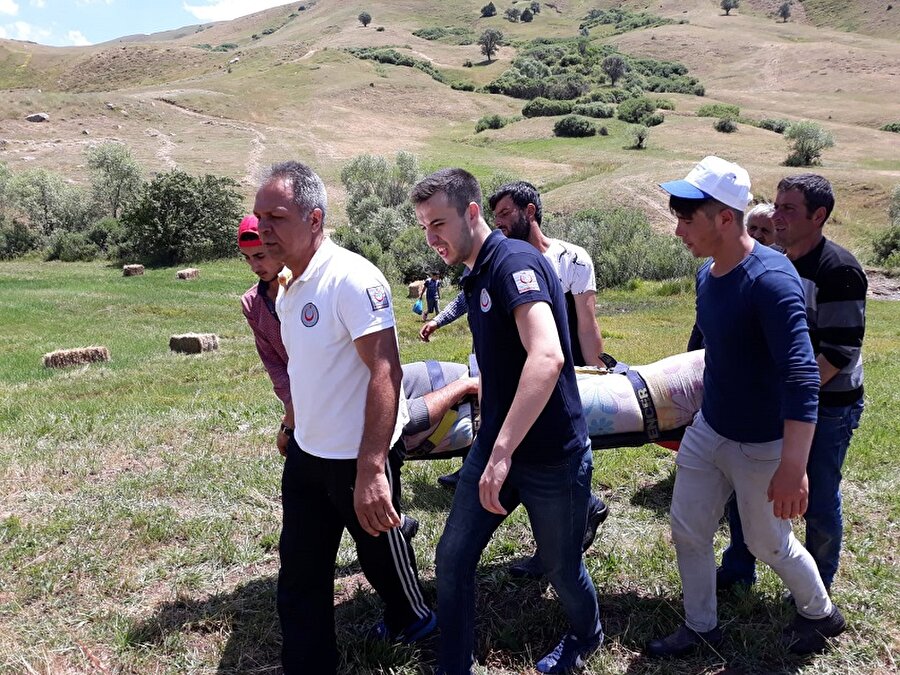 Tekin Doğan, 112 acil servis ekiplerince düştüğü uçurumdan kurtarıldı.
