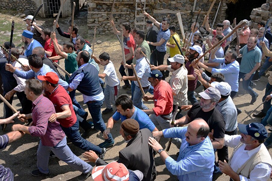 Huzursuzluk çıkardığı iddia edilen iki ailenin bireylerine yönelik linç girişimini, jandarma güçlükle önledi.
