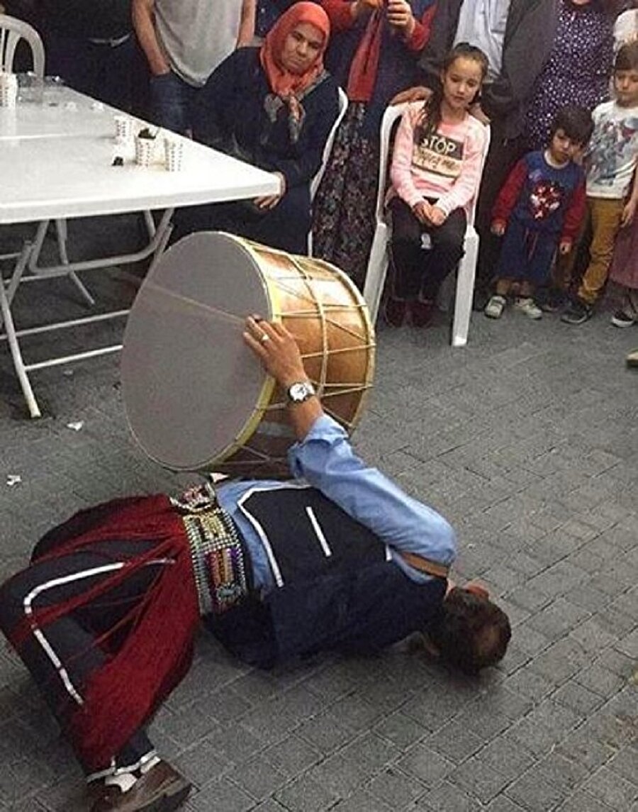 Hoşlandığım kişinin dikkatini çekmeye çalışıyorum