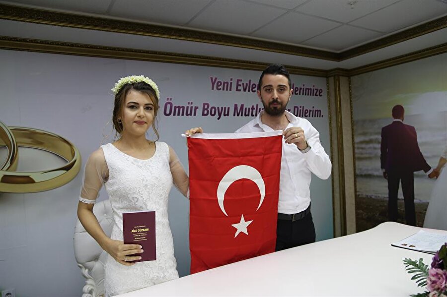 60 çift, Belediye Nikah Salonu'nda nikahlarının kıyılmasıyla dünyaevine girdi.