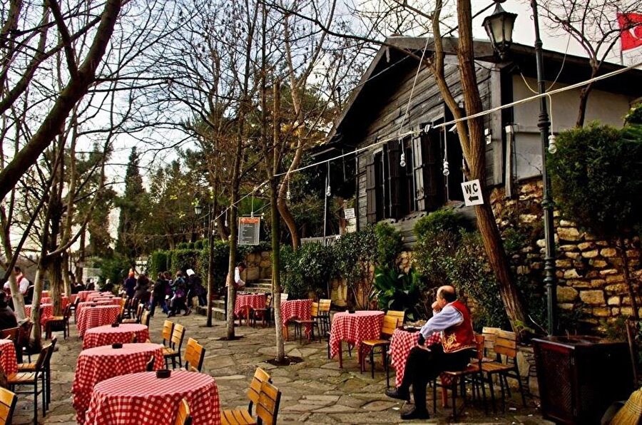 Pierre Lotti
Mekana adını veren kişi, birçok kez İstanbul'da bulunmuş olan Pierre Loti’ydi. O, İstanbul'a ilk kez 1876 yılında bir Fransız gemisiyle, görevli bir subay olarak gelmişti. Loti, Osmanlı yaşam biçiminden etkilenmiş ve pek çok eserinde bu etkiyi göstermişti. Aziyadé adlı romanına adını veren kadınla da burada tanışmıştı. İstanbul'a hayran olan Pierre Loti, kendisini her zaman Türk dostu olarak nitelendirmişti.