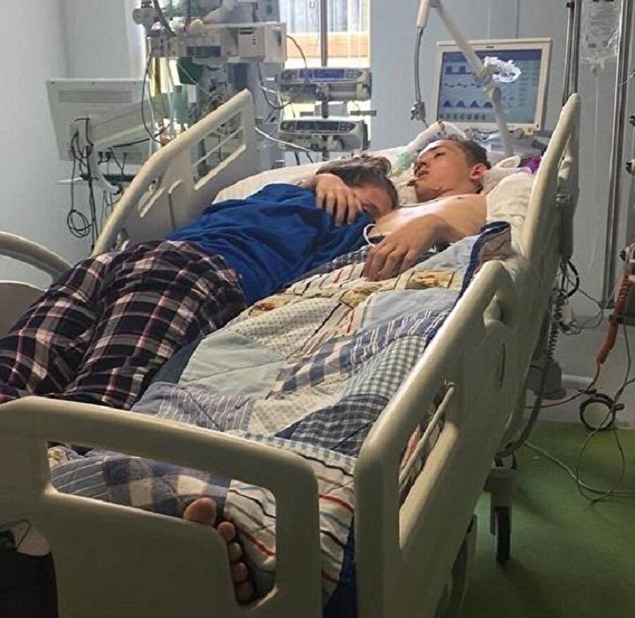 İngilizleri hüzne boğan fotoğraf Blake isimli gencin yaşam destek ünitesinin kapatılmasından sadece birkaç dakika önce çekildi.