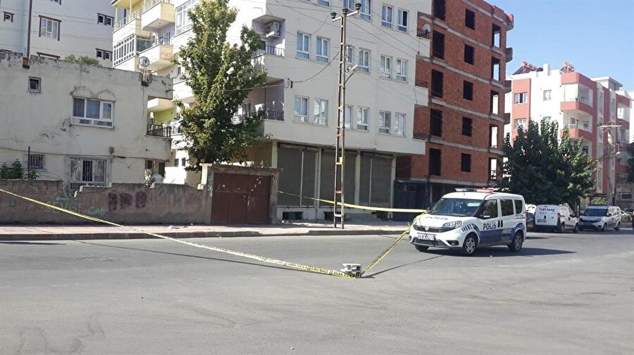 Eşini sokak ortasında tabancayla vurup, intihar etti