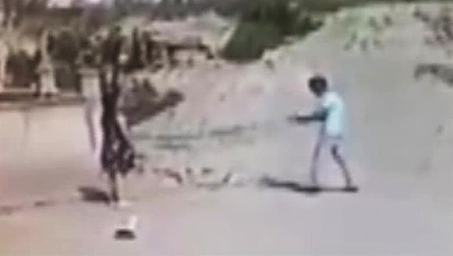 Olay anı çevrede bulunan güvenlik kameraları tarafından kaydedildi.