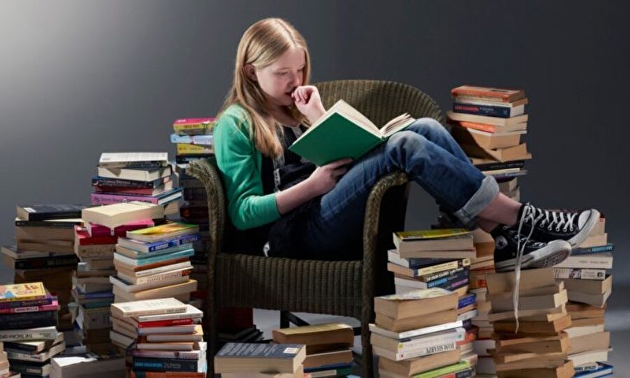 Yüzde 114, 5 artış
Araştırma yapmayı, ders çalışmayı kolaylaştıran ve kitap okuma bilincinin her kesimde yaygınlaşmasına katkı sağlayan halk kütüphanelerine kayıtlı üye sayısı 2013'te 1 milyon 25 bin 846 iken, geçen yıl itibarıyla 2 milyon 201 bin 39'a ulaştı. Bu 5 yıllık dönemde halk kütüphanelerine kayıtlı üye sayısında yüzde 114, 5 artış kaydedildi.
Öğrenme süreçlerini desteklemek için uygun ortam ve materyal sağlayan halk kütüphanelerinden yararlanan kişi sayısı da bu dönemde yüzde 24, 01 artarak 25 milyon 91 bin 232'ye ulaştı.
