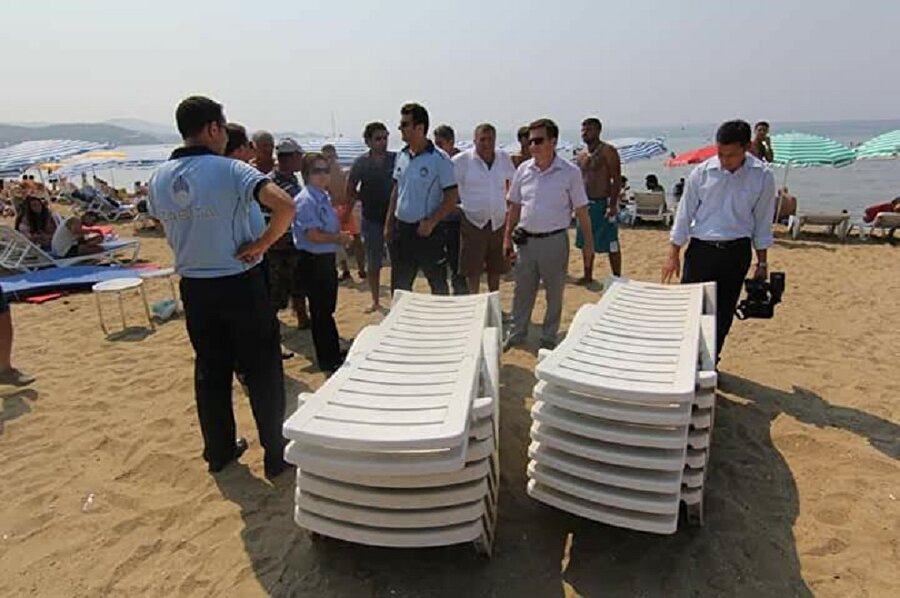 İzmir’in Menderes Belediyesi zabıta ekipleri tarafından ilçenin 43 kilometrelik sahil şeridindeki tüm şezlonglar kaldırıldı.