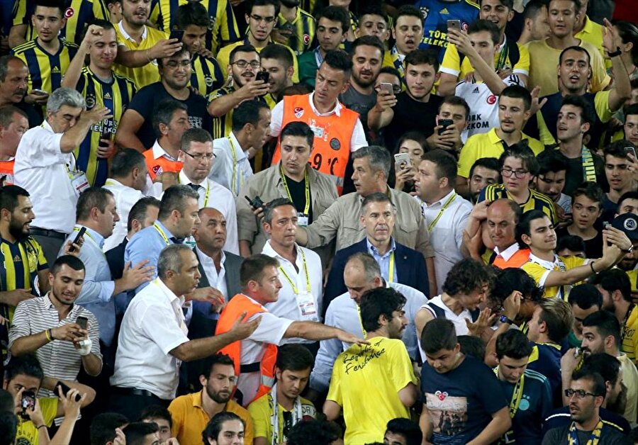 Ali Koç, geçtiğimiz haftalarda Cagliari ile oynanan hazırlık maçını öğrencilerle kale arkası tribününde izlemişti.