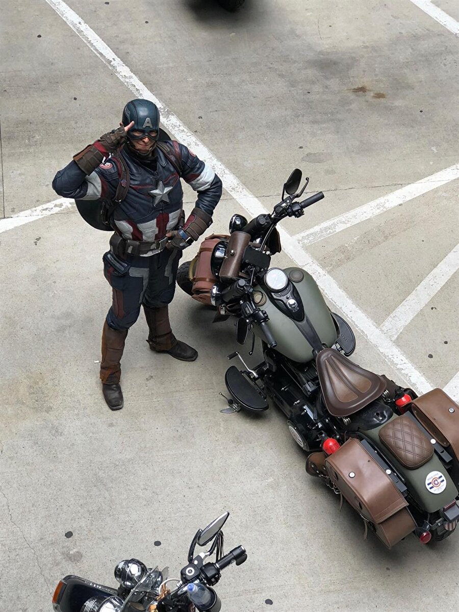 ​Kaptan Amerika işe gidiyor