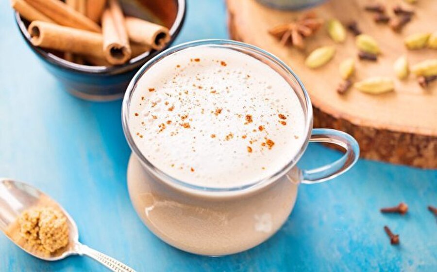 Hem sağlıklı hem lezzetli: Chai Tea Latte

                                    
                                    
                                    
                                    
                                    Sıcak günlerin en sağlıklı serinleticisini evinizde yapmanız mümkün. Orta boy bir tencereye bir miktar siyah
çay ekleyin ve üzerine sırasıyla her birinden yarım tatlı kaşığıkaranfil, muskat, taze zencefil, tarçın, tane karabiber, kakule ilave edin.Dilerseniz ılık ve süt de ilave edebilirsiniz. 
                                
                                
                                
                                
                                