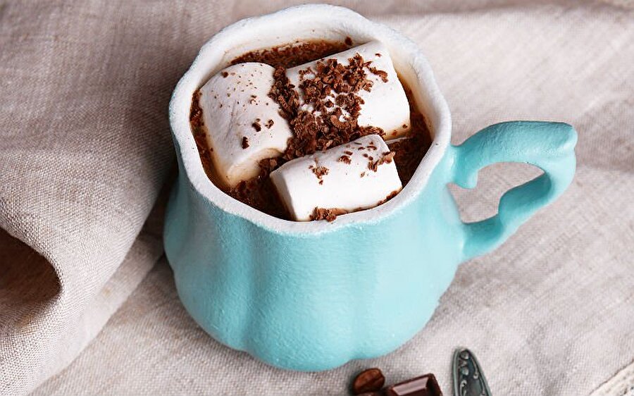 Sıcak çikolataya buz yorumu

                                    
                                    
                                    
                                    
                                    2 su bardağı süt,Yarım su bardağı çikolata Çikolatayı sütle birlikte eritin, ateşten aldıktan sonra nane aroması da ilave edebilirsiniz.Dilerseniz sıcak servis edebileceğiniz içeceği, buzla da servis etmeniz mümkün. Üzerine çikolata rendesi ya da krem şanti de ekleyebilirsiniz. 
                                
                                
                                
                                
                                