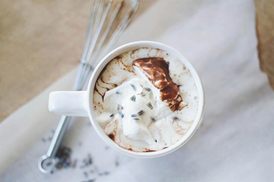Beyaz çikolataya dondurma sosu

                                    
                                    
                                    
                                    
                                    2 su bardağı sütYarım su bardağı beyaz çikolata Çikolatayı sütün içinde erittikten sonra soğumaya bırakın; dondurmayla servis edebilirsiniz.
                                
                                
                                
                                
                                