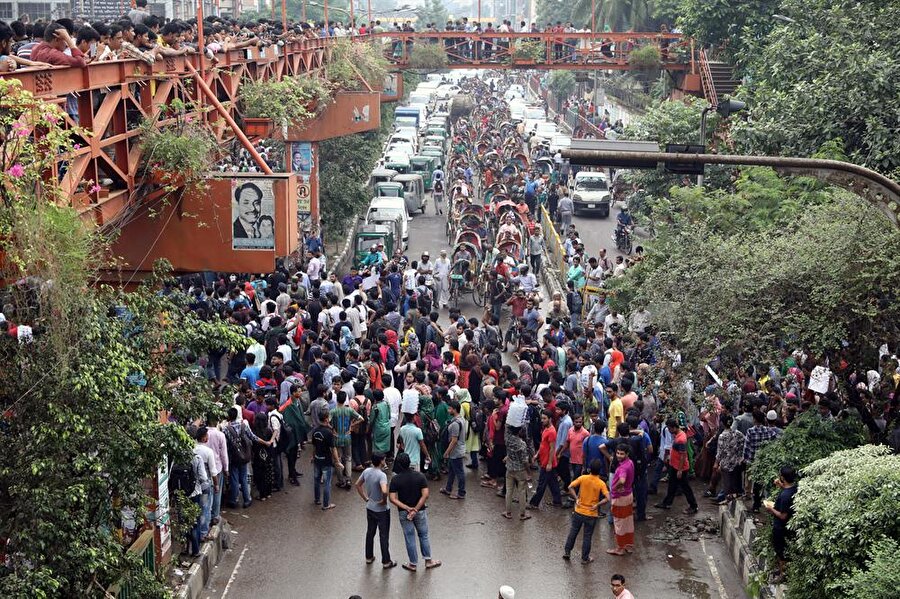 Bangladeş hükümetinden adım
Bangladeş'te, 29 Temmuz'da meydana gelen trafik kazasında 2 öğrencinin hayatını kaybetmesiyle başlayan ve hafta boyu devam eden öğrenci protestolarında gerginliğin günbegün tırmanmasının ardından hükümet, kara yolu ulaşımıyla ilgili yasa tasarısında bazı değişikliklere gitti. Başkent Dakka'nın Kurmitola bölgesinde hız yapan bir otobüs, okul çıkışı eve dönmek için otobüs bekleyen bir grup öğrencinin arasına dalmış ve kazada 2 öğrenci olay yerinde hayatını kaybederken 7 öğrenci de yaralanmıştı.
